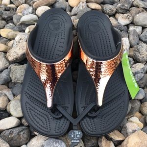 crocs sloane hammered metallic flip